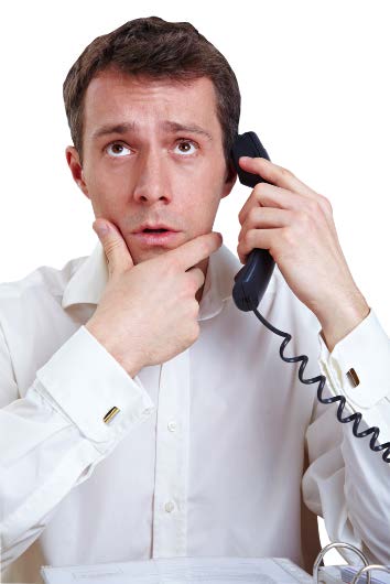男性が電話で話している写真