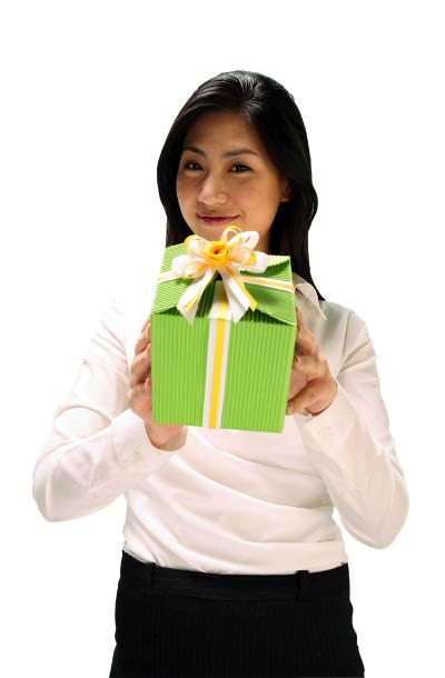 女性がプレゼントを持っている写真